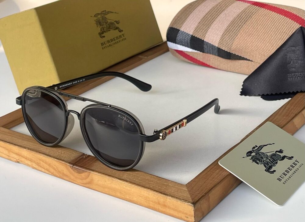 *BURBERRY SUNGLASSESS*

*UNISEX MODEL* - Image 3